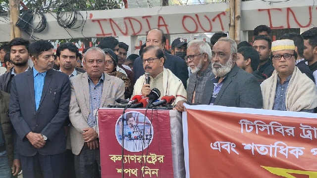 ‘সরকার এতই যোগ্য যে, থানা থেকে ওসি পালিয়ে যায় কিন্তু টেরই পায় না’